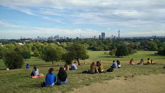 people at primrose hill, reservar una estancia con una familia de acogida